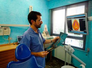 Clínica Dental Dr. Enrique García Sorribes doctor revisando pantalla