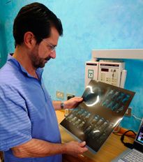 Clínica Dental Dr. Enrique García Sorribes doctor revisando radiografía